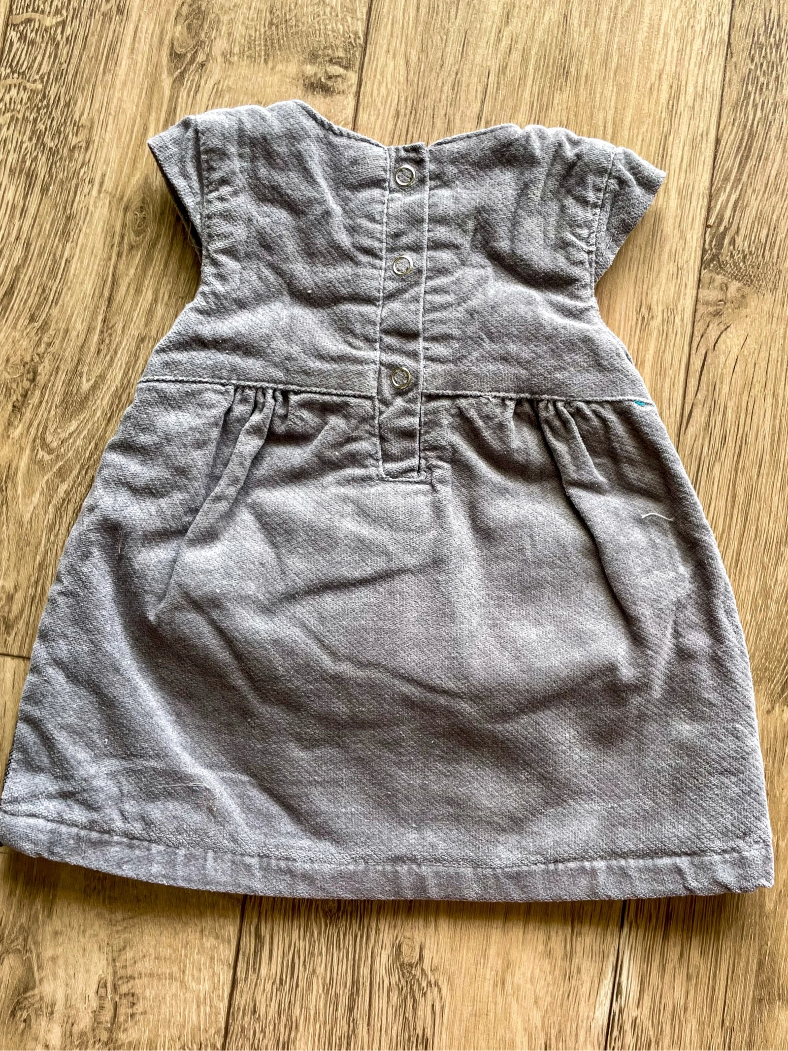Grey sleeveless dress with embroidered flowers and butterflies size 3 months – photo 6